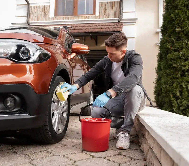 Lavage auto à domicile Gimel-les-Cascades : professionnel intervenant sur un véhicule
